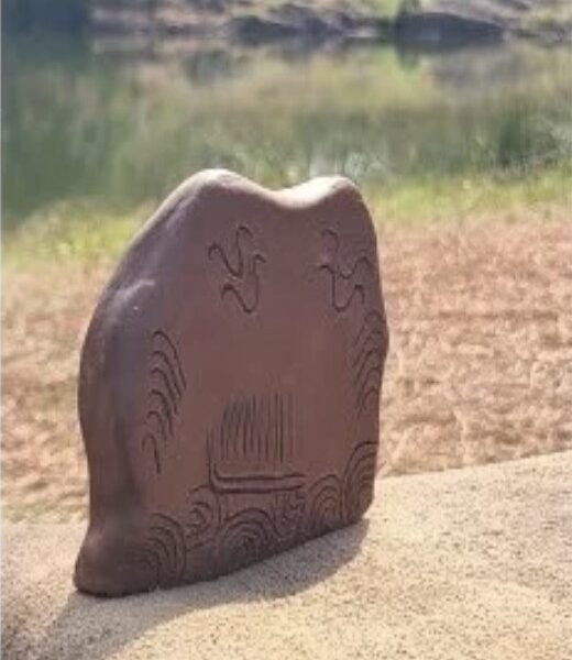 Menhir modelé en argile et gravé de motifs néolithiques