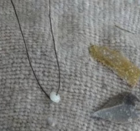 Perle en stéatite et outils de taille, atelier de parure