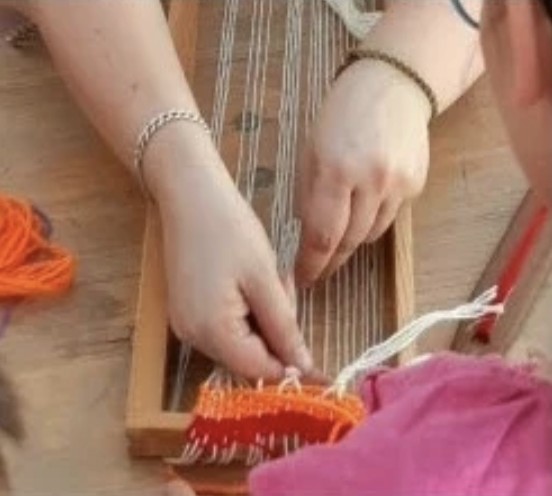 Tissage sur métier à pesons, animation archéologique à Locmariaquer
