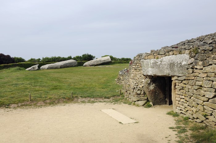 Le cairn de la Table des Marchands, les tronçons du Grand Menhir au fond