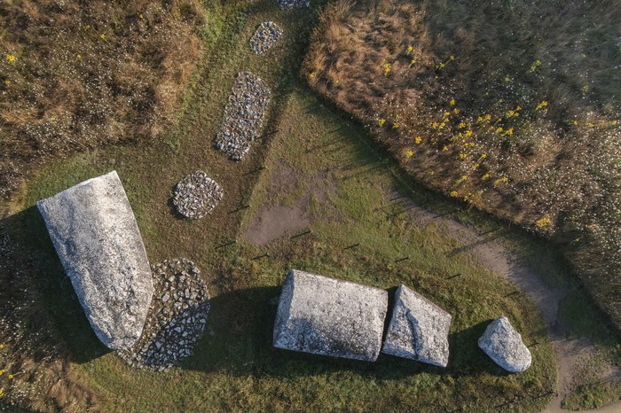 Les quatre tronçons du Grand Menhir brisé, vus du ciel