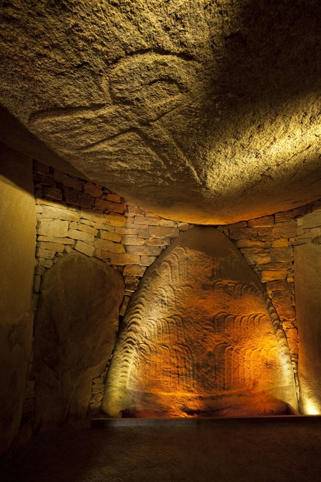 À l’intérieur du cairn : la dalle gravée du plafond et la stèle en écusson