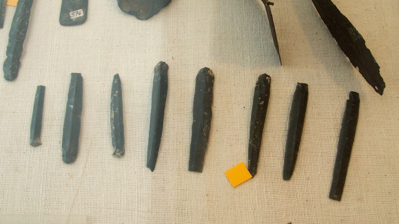 Silex, coquillages, obsidienne : les réseaux d'échange préhistoriques
