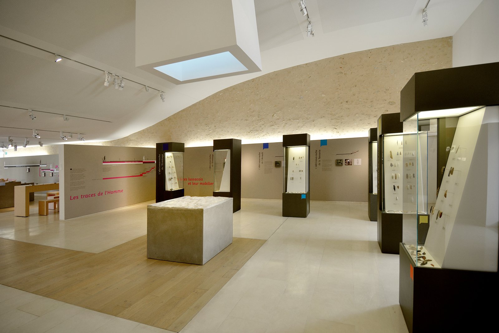 Salle « Les traces de l'Homme », musée de La Sabline