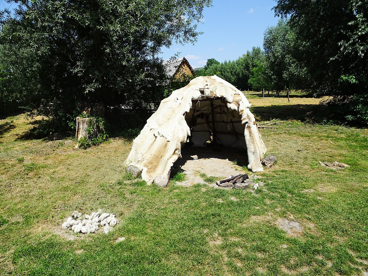 Reconstitution d'un habitat néolithique, parc archéologique Asnapio, Villeneuve-d'Ascq (Nord).