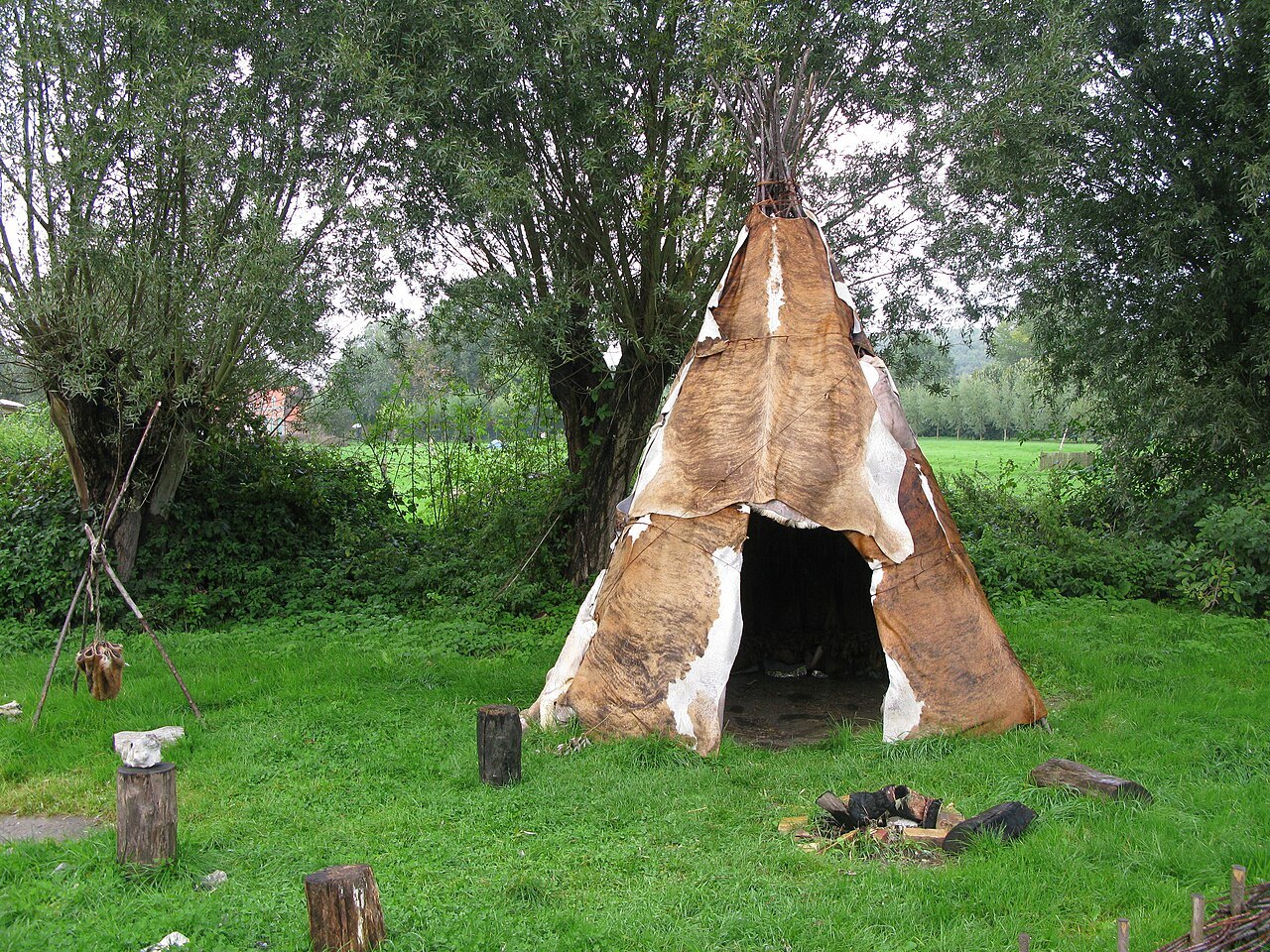 Reconstitution d'une tente paléolithique en peaux, parc archéologique Asnapio, Villeneuve-d'Ascq (Nord).