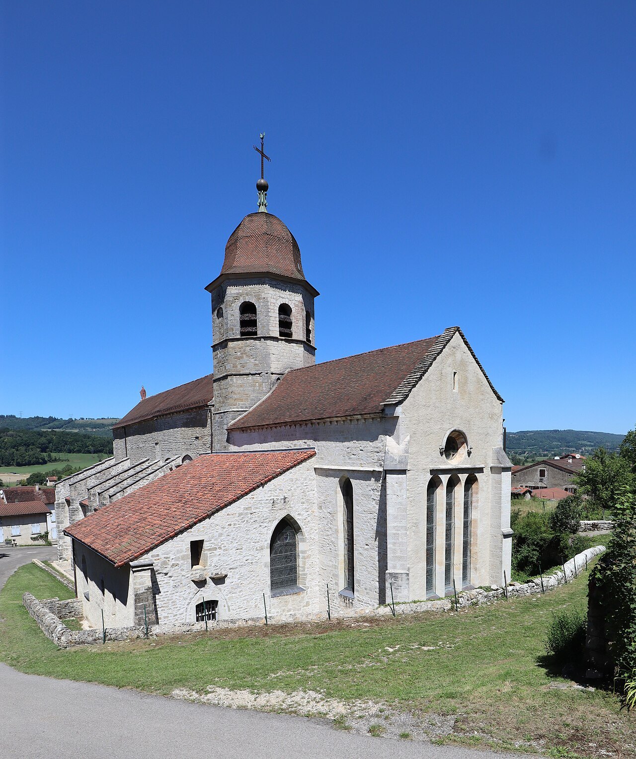Façade de l'abbatiale Saint-Pierre, monument emblématique de Gigny (Jura).