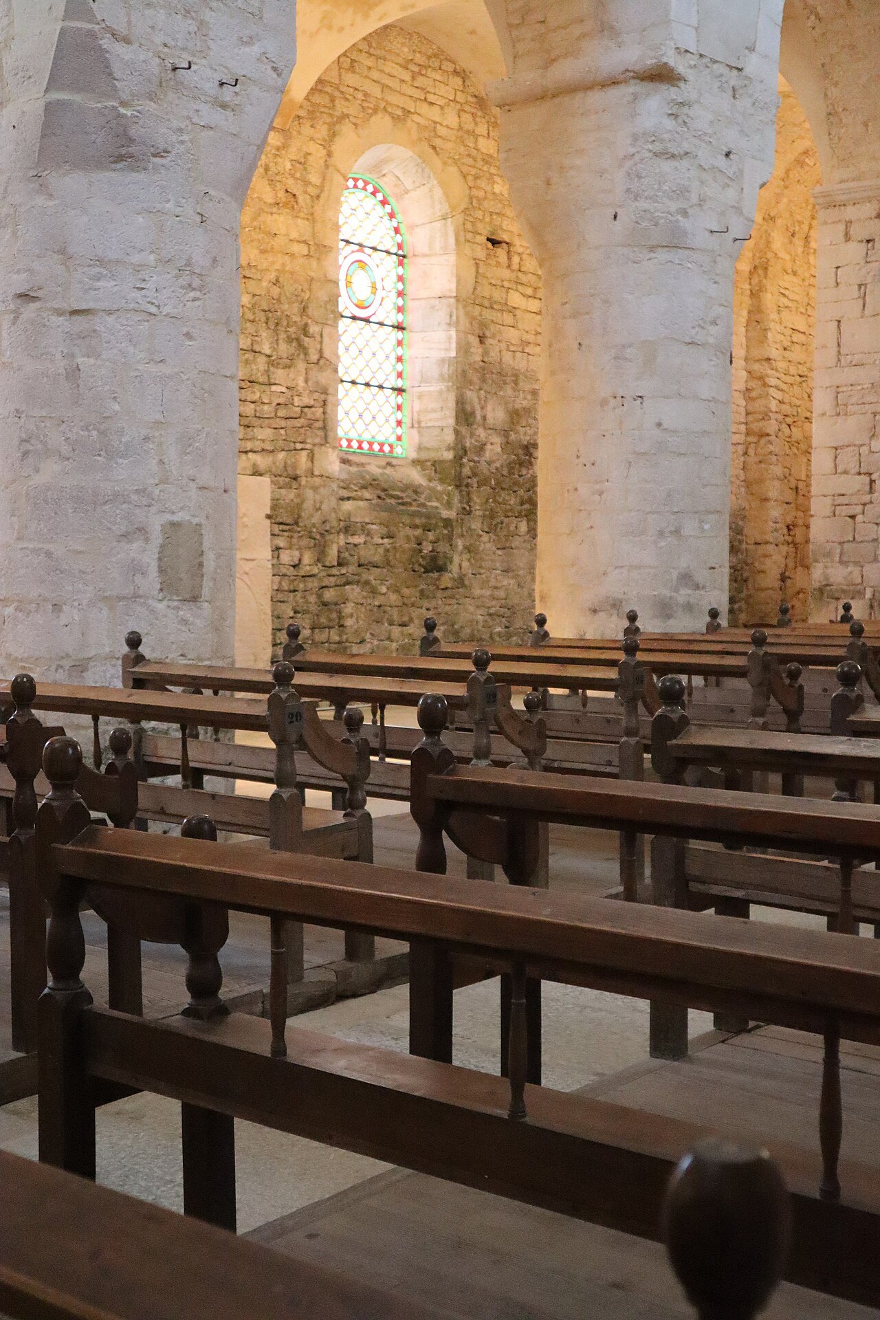 Intérieur de l'abbatiale Saint-Pierre, à Gigny (Jura).
