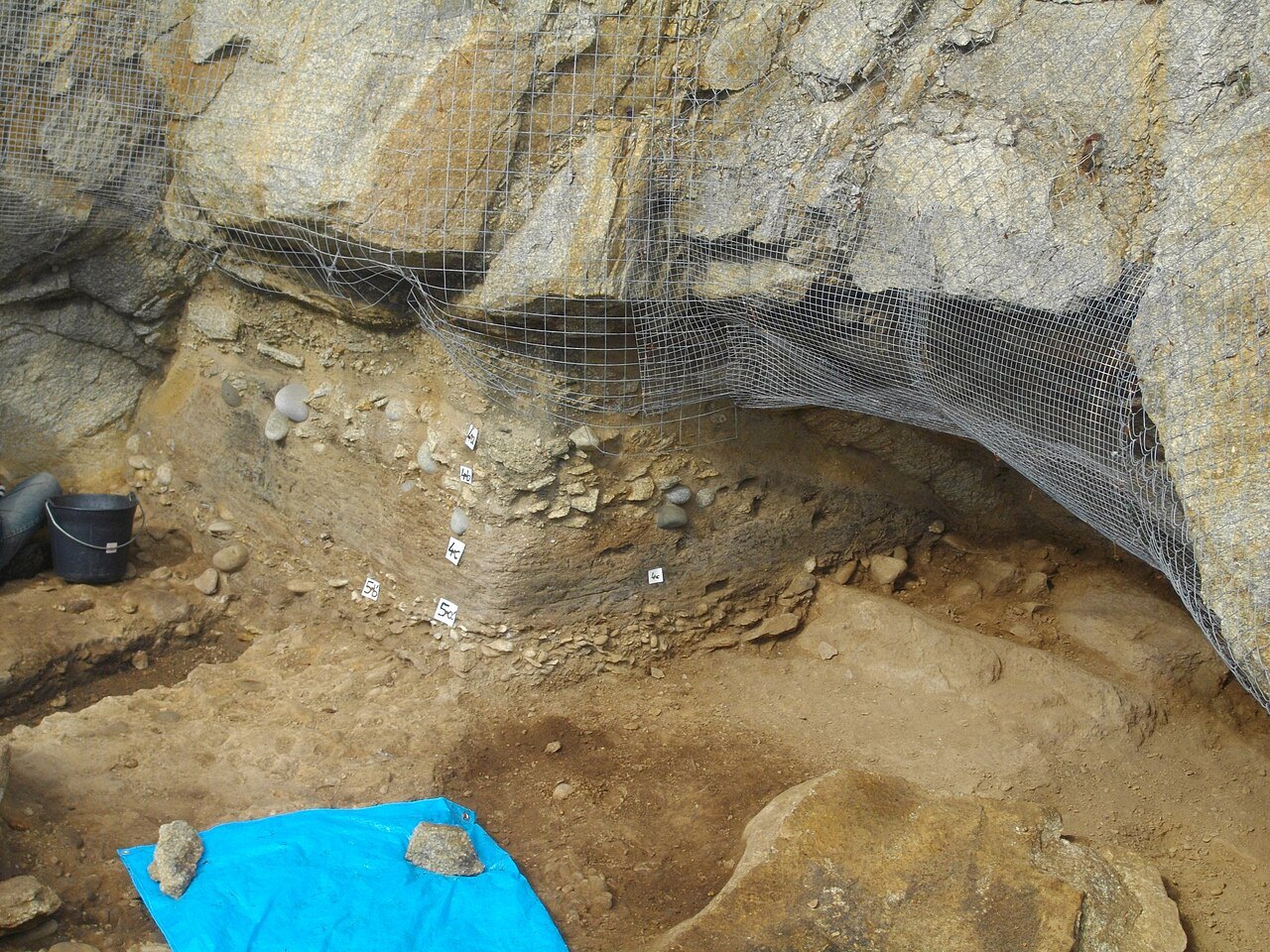 La grotte marine effondrée du site préhistorique de Menez-Dregan, à Plouhinec (Finistère).