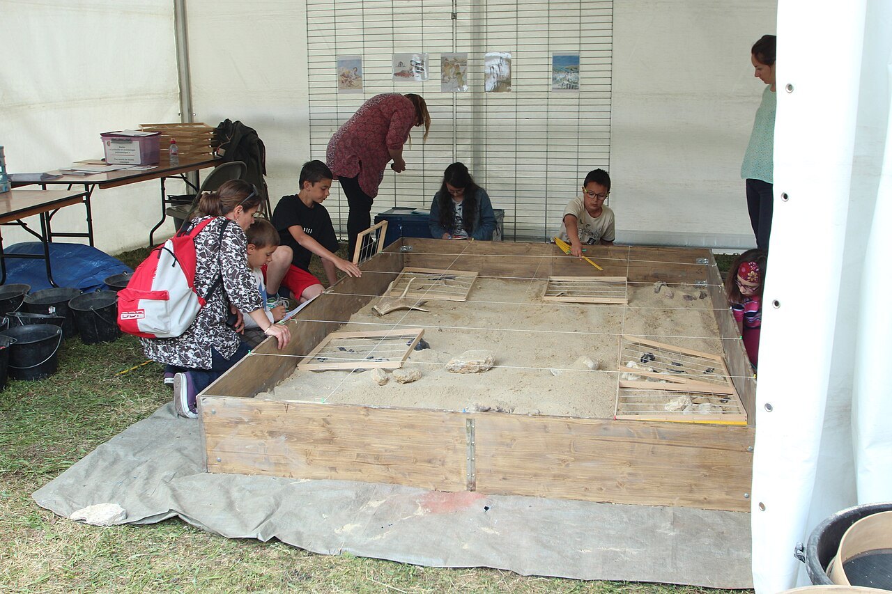 Atelier de fouille pédagogique pour enfants sur le site préhistorique d'Étiolles (Essonne).