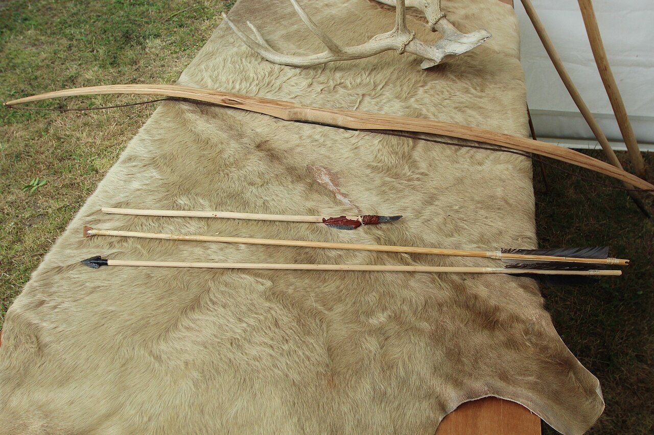Reconstitution d'armes de chasse magdaléniennes (arc, flèches à pointes de silex) présentée sur le site d'Étiolles.