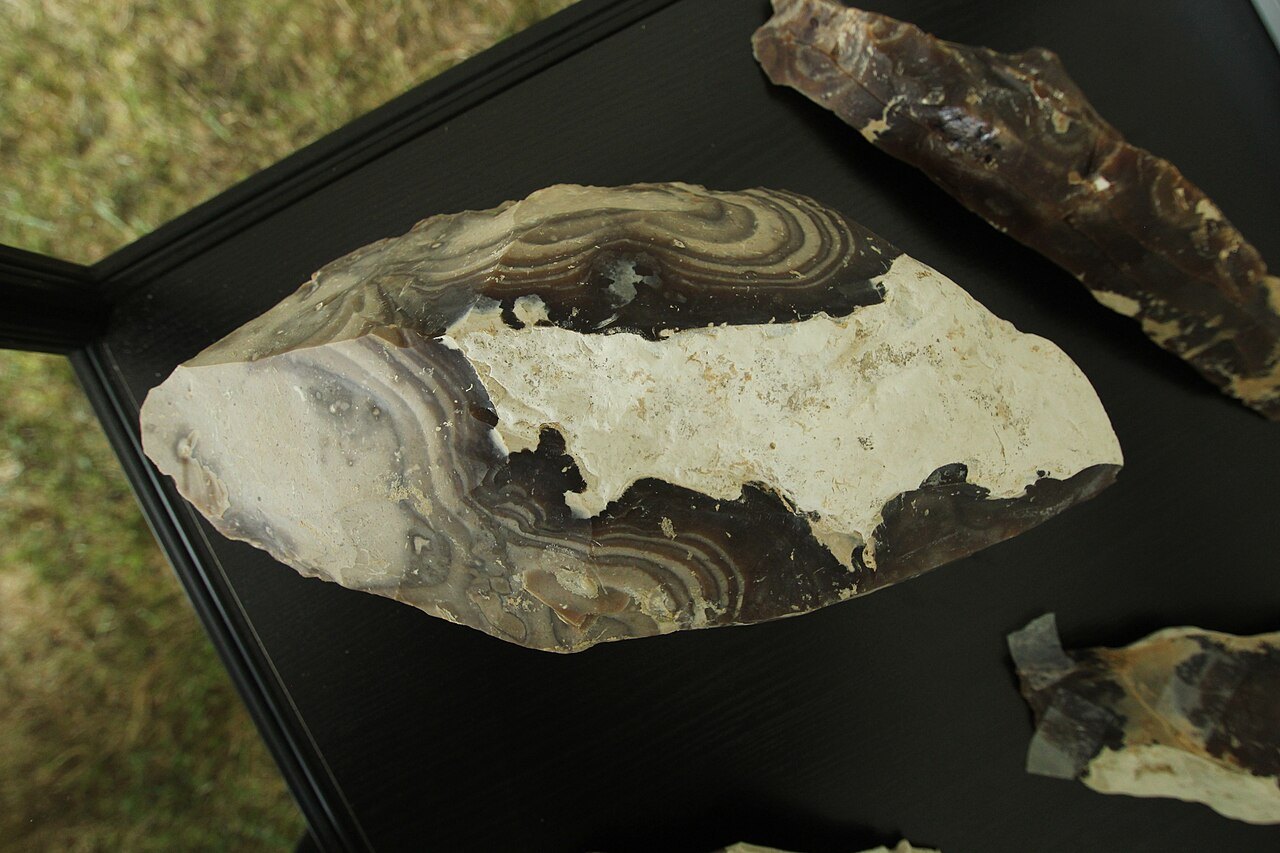 Outil en silex taillé, vestige archéologique du site magdalénien d'Étiolles (Essonne).
