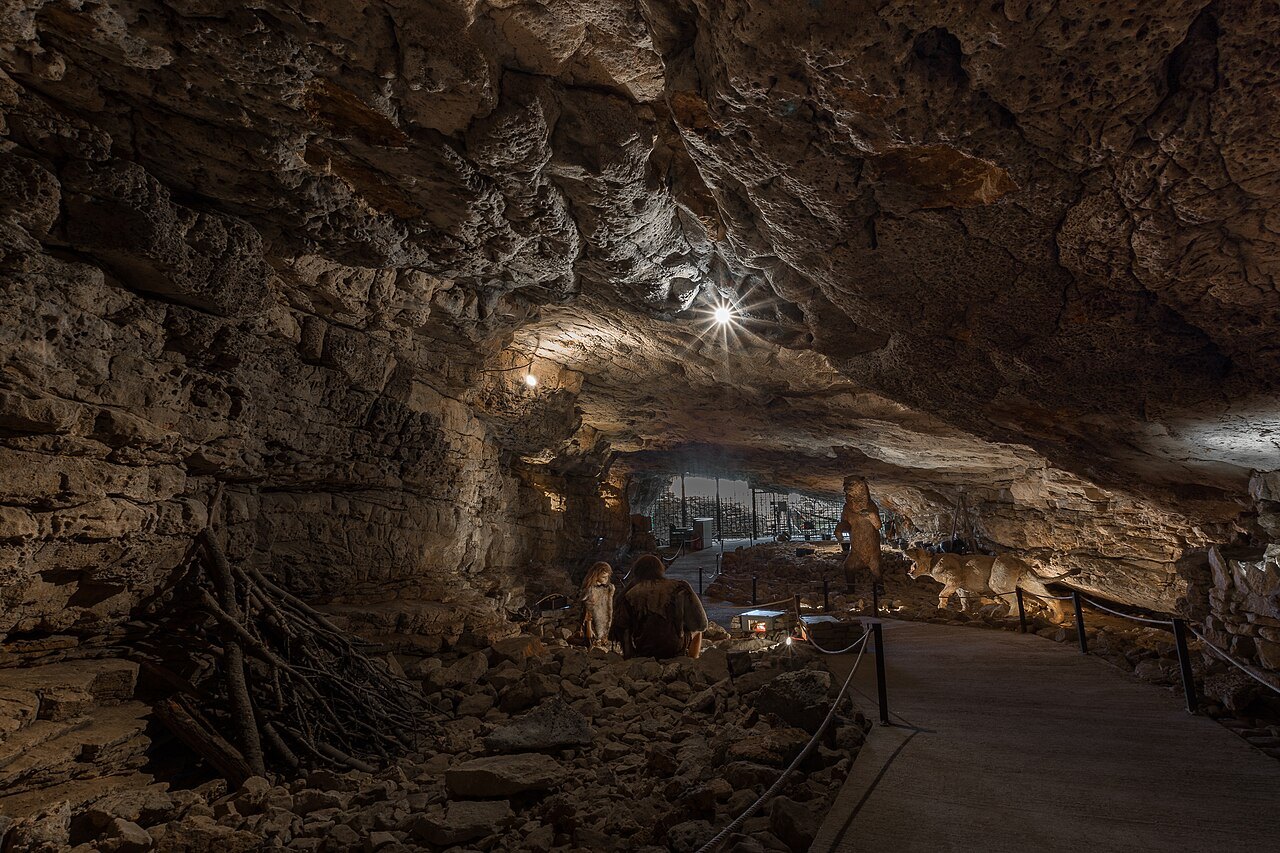 Entrée et abords de la grotte de Néron, Soyons (Ardèche).