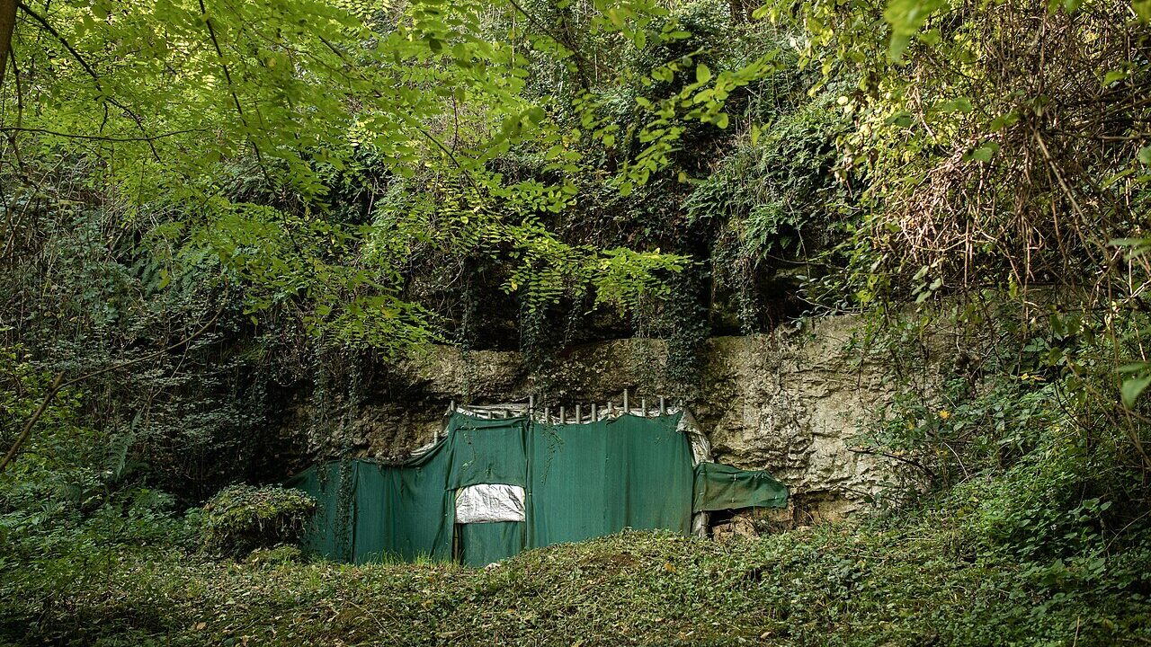 Entrée de la Grotte des Gorges, site préhistorique aurignacien (Paléolithique supérieur) à Amange (Jura).