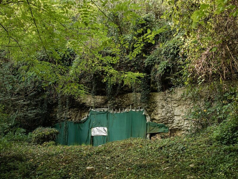 Entrée de la Grotte des Gorges, site préhistorique aurignacien (Paléolithique supérieur) à Amange (Jura).