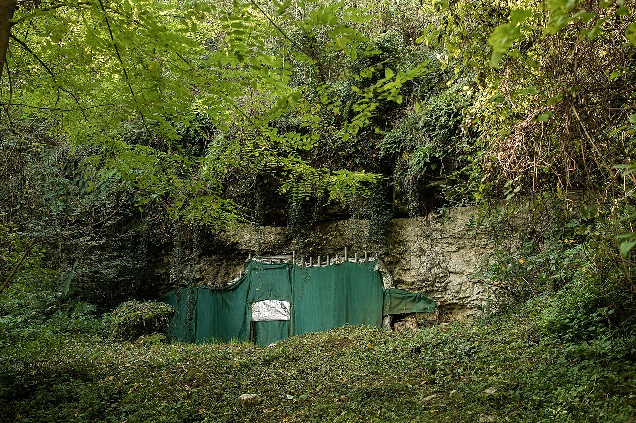 Entrée de la Grotte des Gorges, site préhistorique aurignacien (Paléolithique supérieur) à Amange (Jura).
