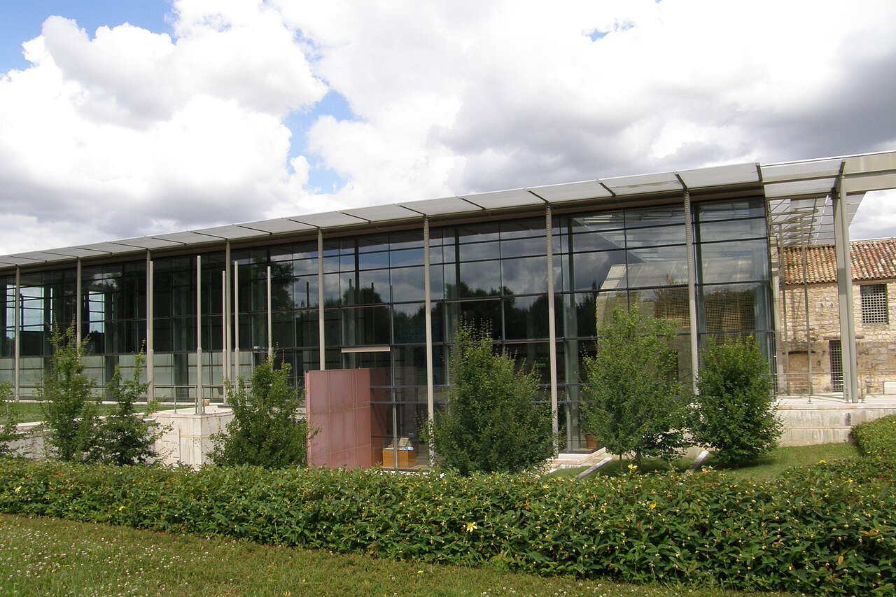 Façade du musée du site des Tumulus de Bougon, Deux-Sèvres.