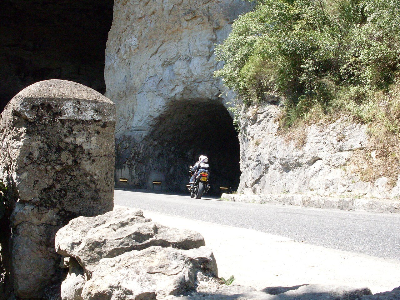 Entrée du tunnel routier traversant la grotte du Mas-d'Azil, Ariège.