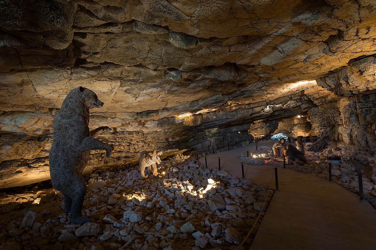 La Grotte de Néron, abri sous roche fouillé pour ses occupations préhistoriques, à Soyons (Ardèche).