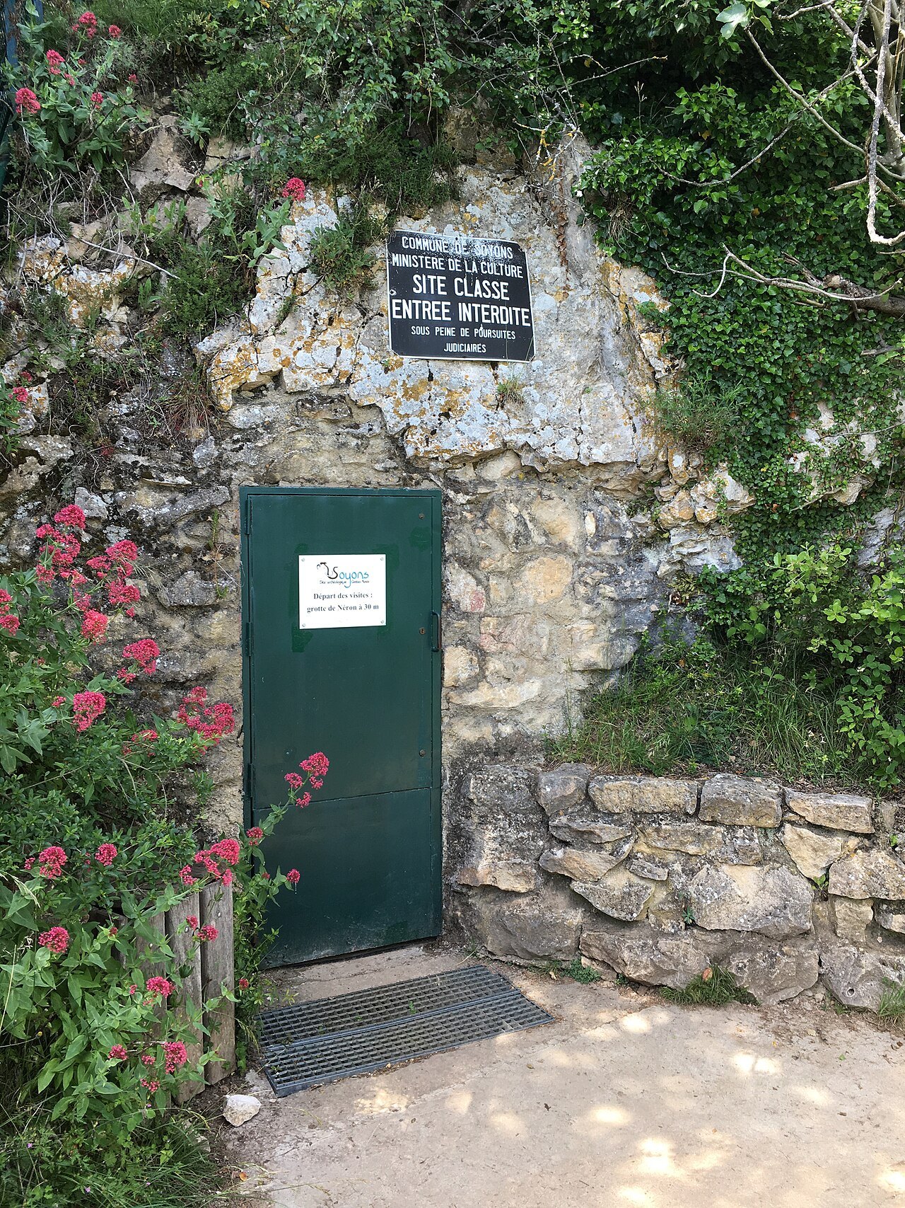 Le Trou du Renard, cavité du site archéologique des Baumes de Soyons (Ardèche).