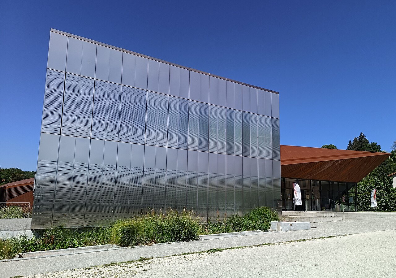 Façade et entrée du Musée archéologique du lac de Paladru, à Charavines (Isère).