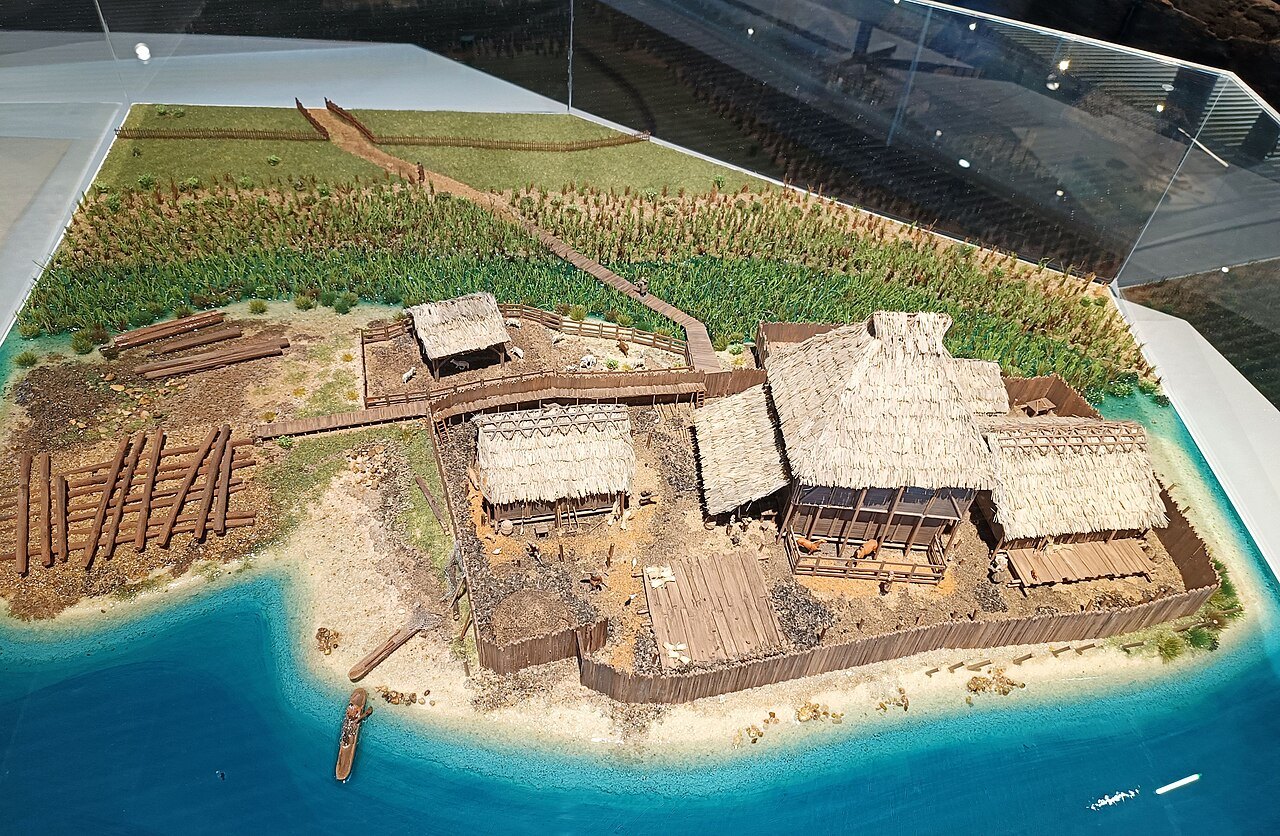 Salle principale du musée, avec la maquette reconstituant le site médiéval de Colletière à Charavines.