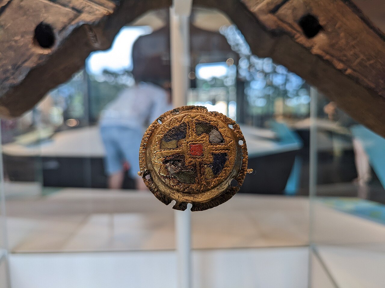 Cabochon de harnais en laiton émaillé (Moyen Âge), trouvé sur le site du lac de Paladru et exposé au musée.