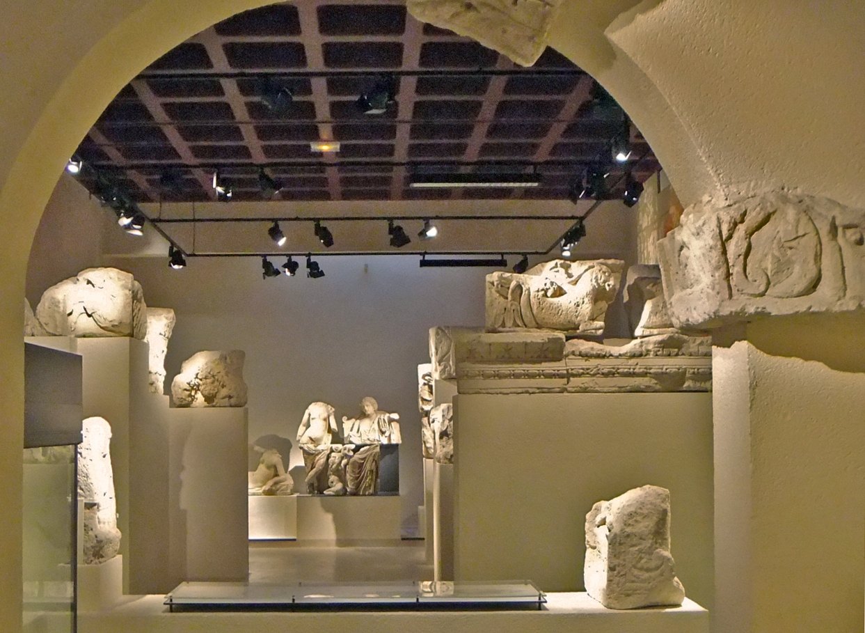 Salle principale du musée, avec les vestiges du sanctuaire gallo-romain de Genainville, Guiry-en-Vexin (95).