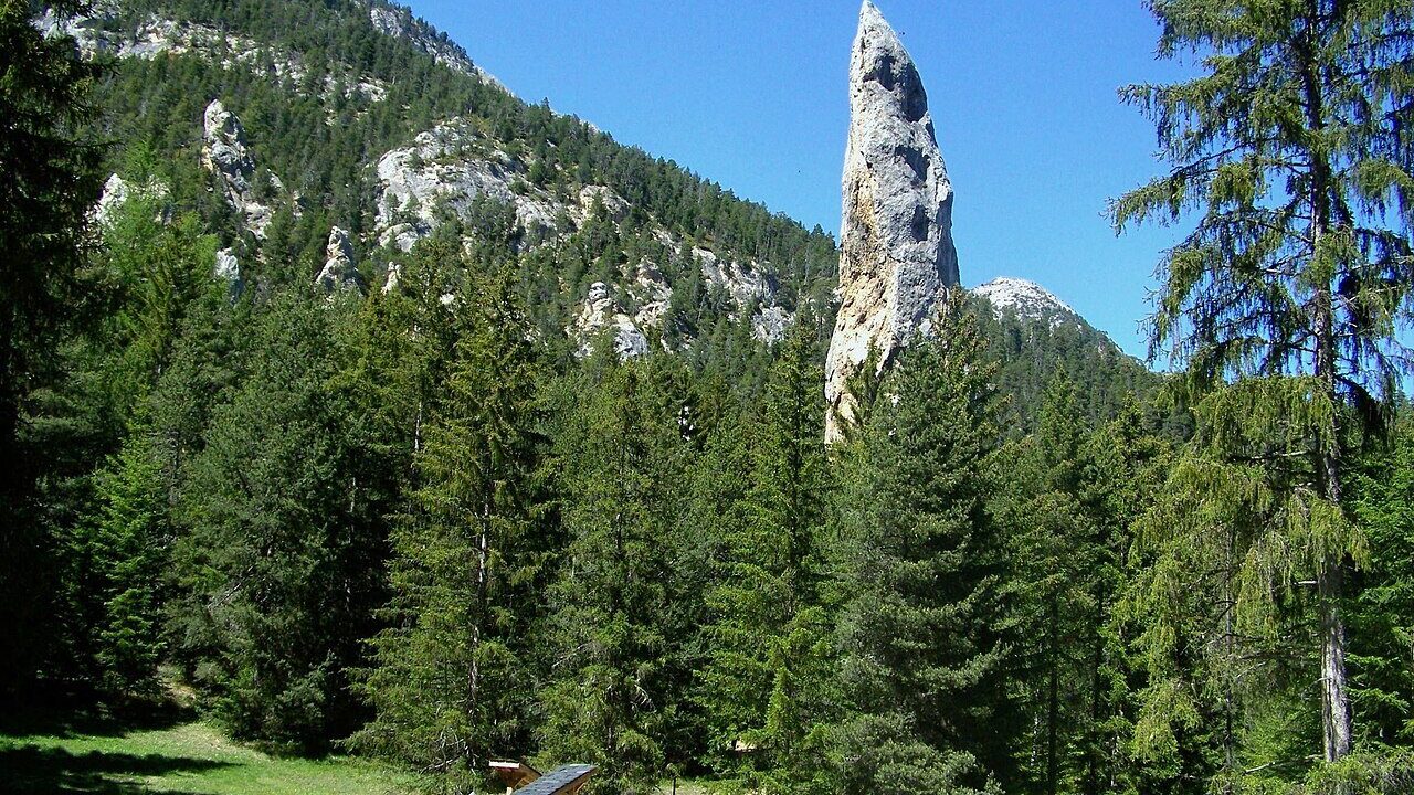 Le monolithe de Sardières, aiguille rocheuse emblématique dominant le village de Sardières, à Val-Cenis (Savoie).