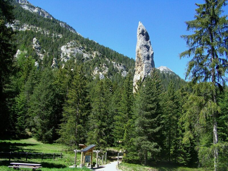 Le monolithe de Sardières, aiguille rocheuse emblématique dominant le village de Sardières, à Val-Cenis (Savoie).