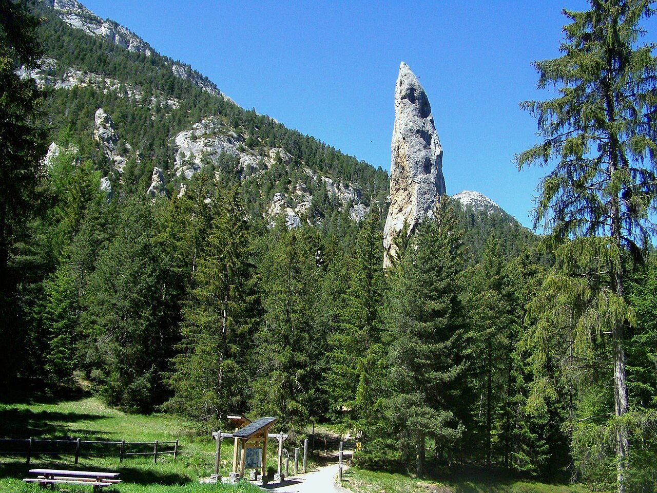 Le monolithe de Sardières, aiguille rocheuse emblématique dominant le village de Sardières, à Val-Cenis (Savoie).