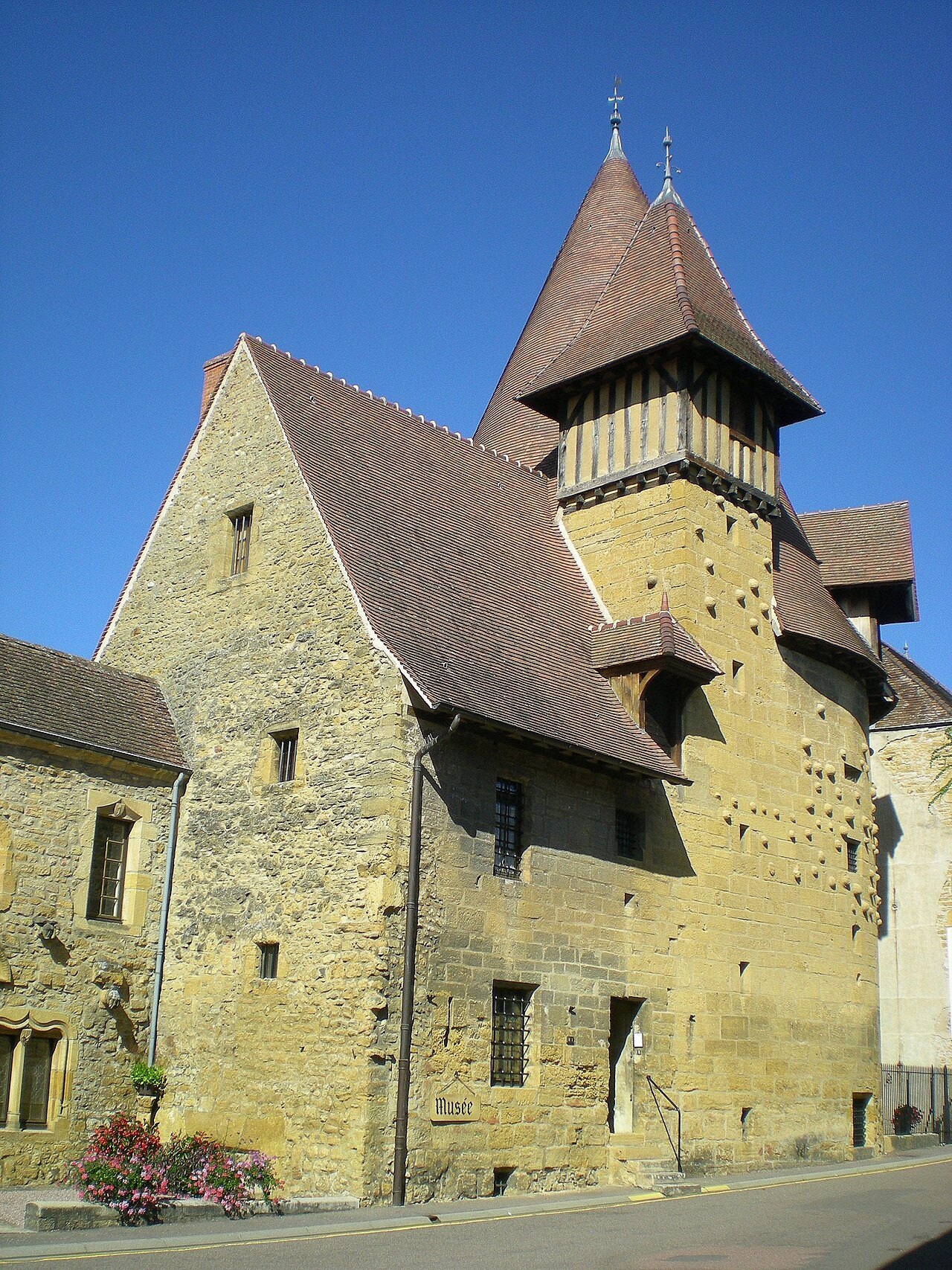 Façade de la Tour du Moulin (XVe siècle), qui abrite le musée, Marcigny (Saône-et-Loire).