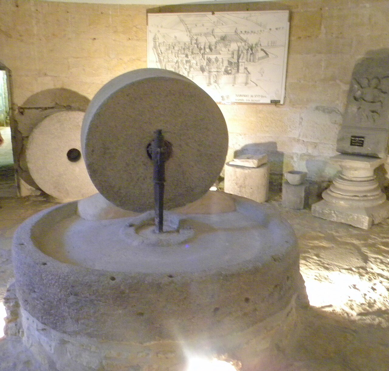 La salle des meules, à l'intérieur du musée de la Tour du Moulin, Marcigny.