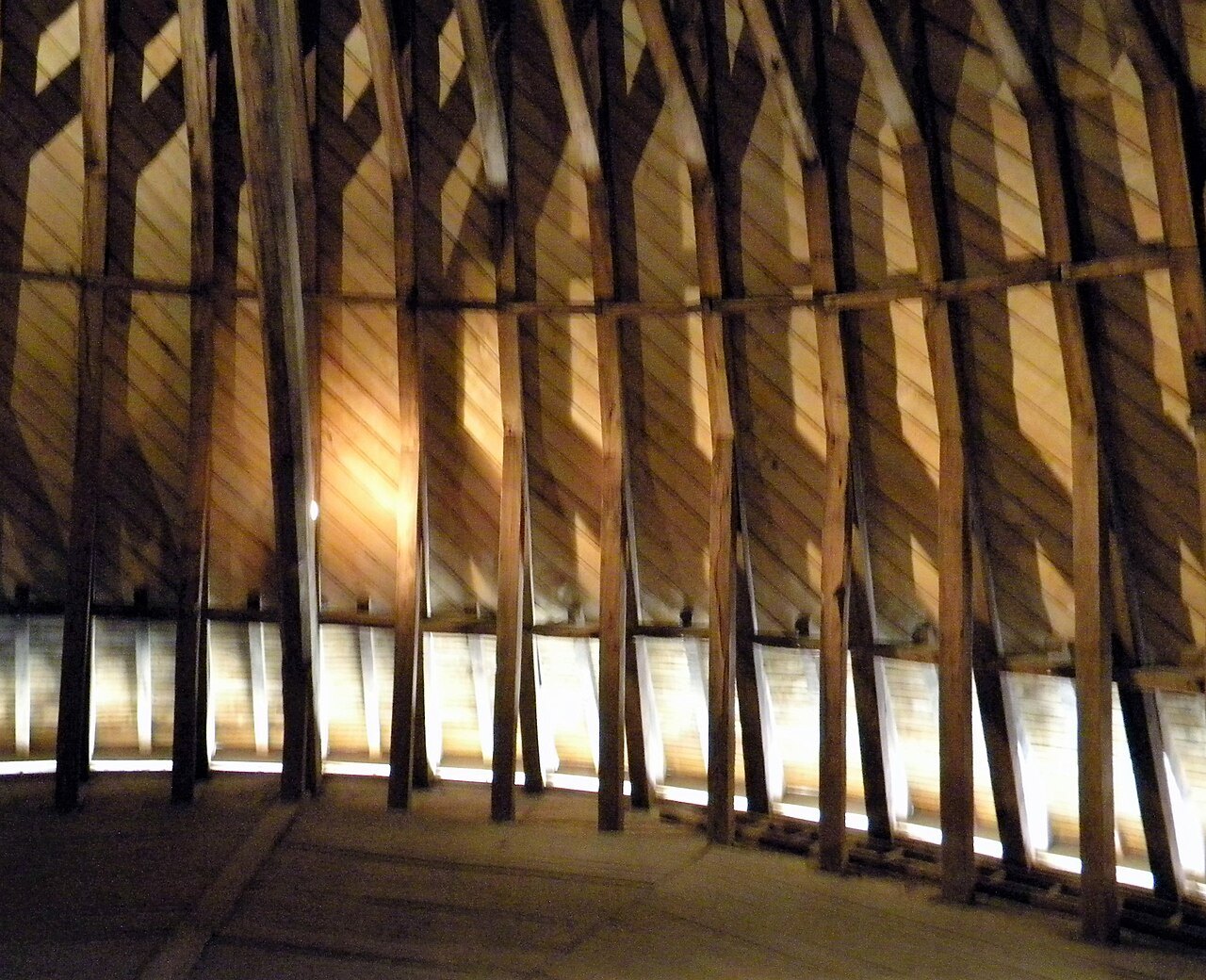 Charpente en châtaignier du XVe siècle visible dans le musée de la Tour du Moulin, Marcigny.