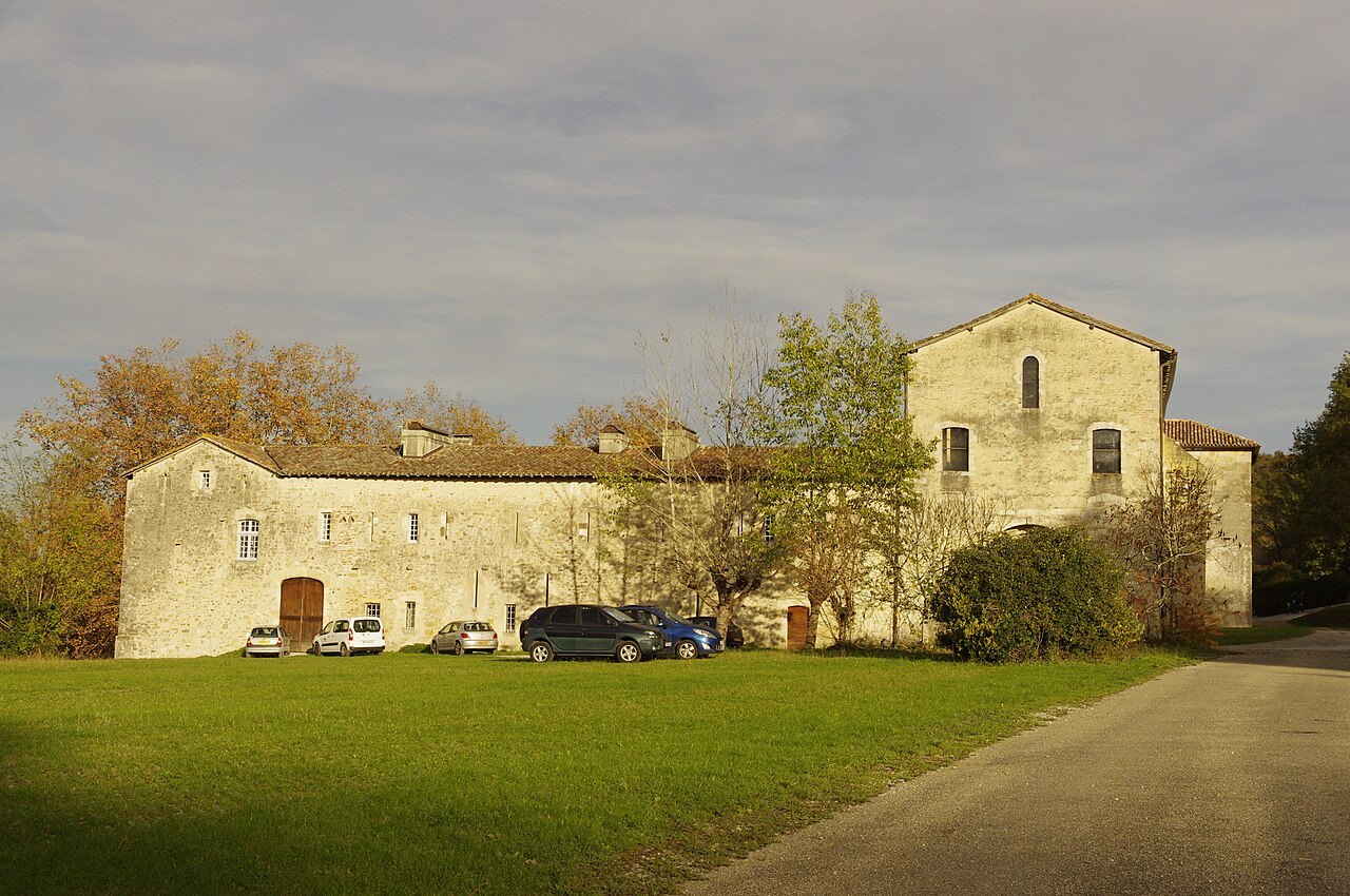 Façade ouest de l'abbaye d'Arthous, bâtiments conventuels et église, Hastingues (Landes).