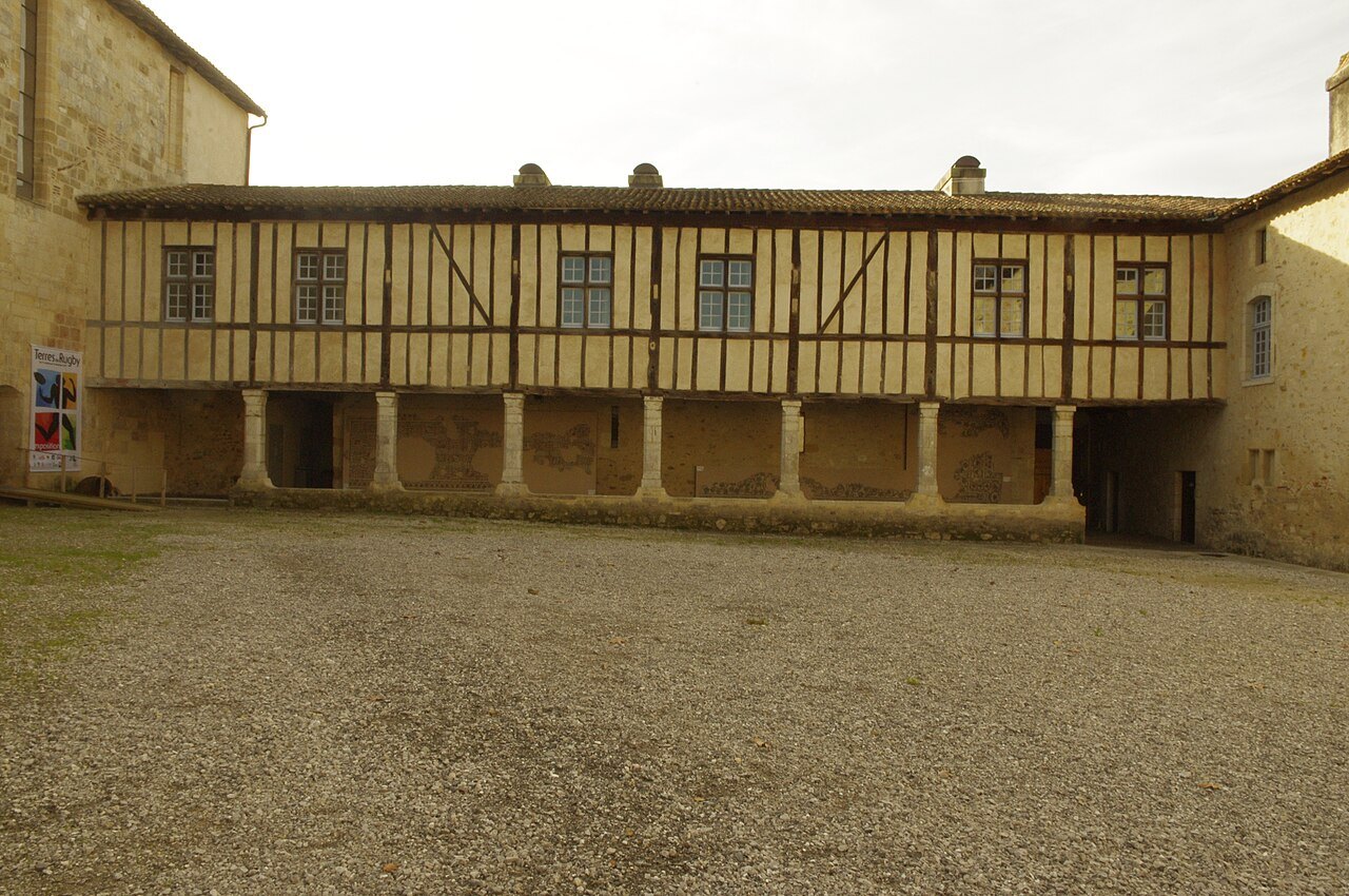 Cour intérieure de l'abbaye d'Arthous avec bâtiment conventuel à colombages, Hastingues (Landes).