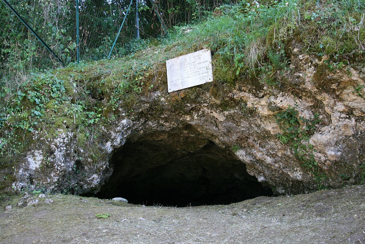 La Bouffia Bonneval, site de découverte de la sépulture néandertalienne, La Chapelle-aux-Saints (Corrèze).