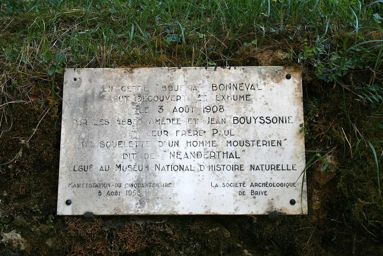 Plaque commémorative sur le site de la Bouffia Bonneval, La Chapelle-aux-Saints (Corrèze).