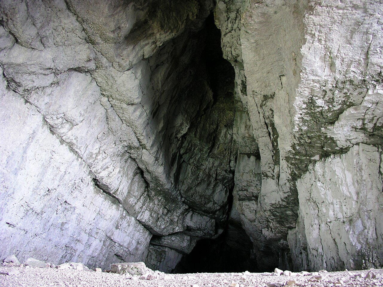 Entrée de la balme à Collomb, grotte à ours des cavernes, Entremont-le-Vieux (Savoie).