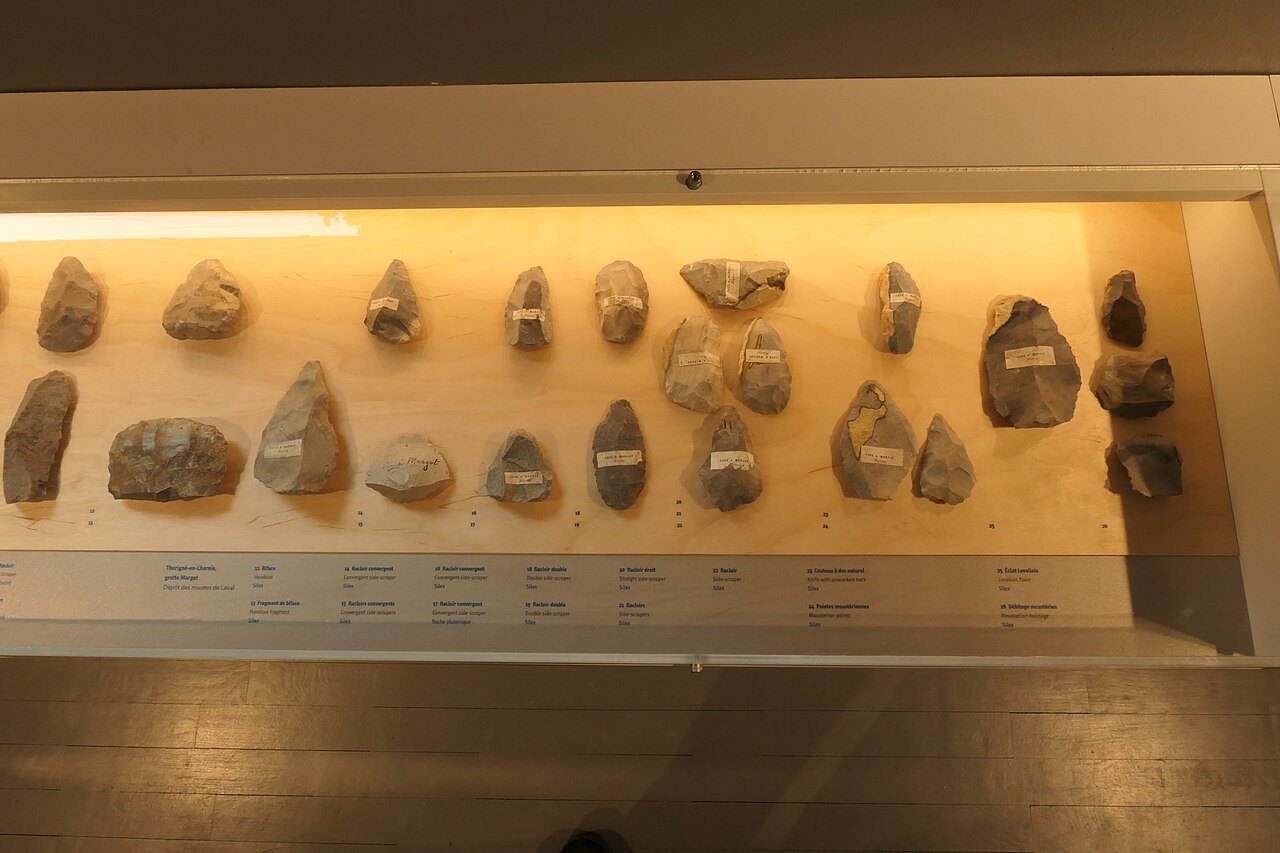 Outils en pierre taillée provenant de la grotte à Margot, exposés au musée de Préhistoire de Saulges.