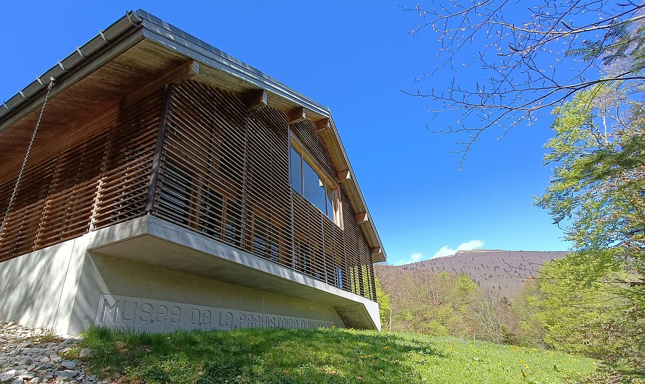 Façade du Musée de la Préhistoire du Vercors, à Vassieux-en-Vercors (Drôme).