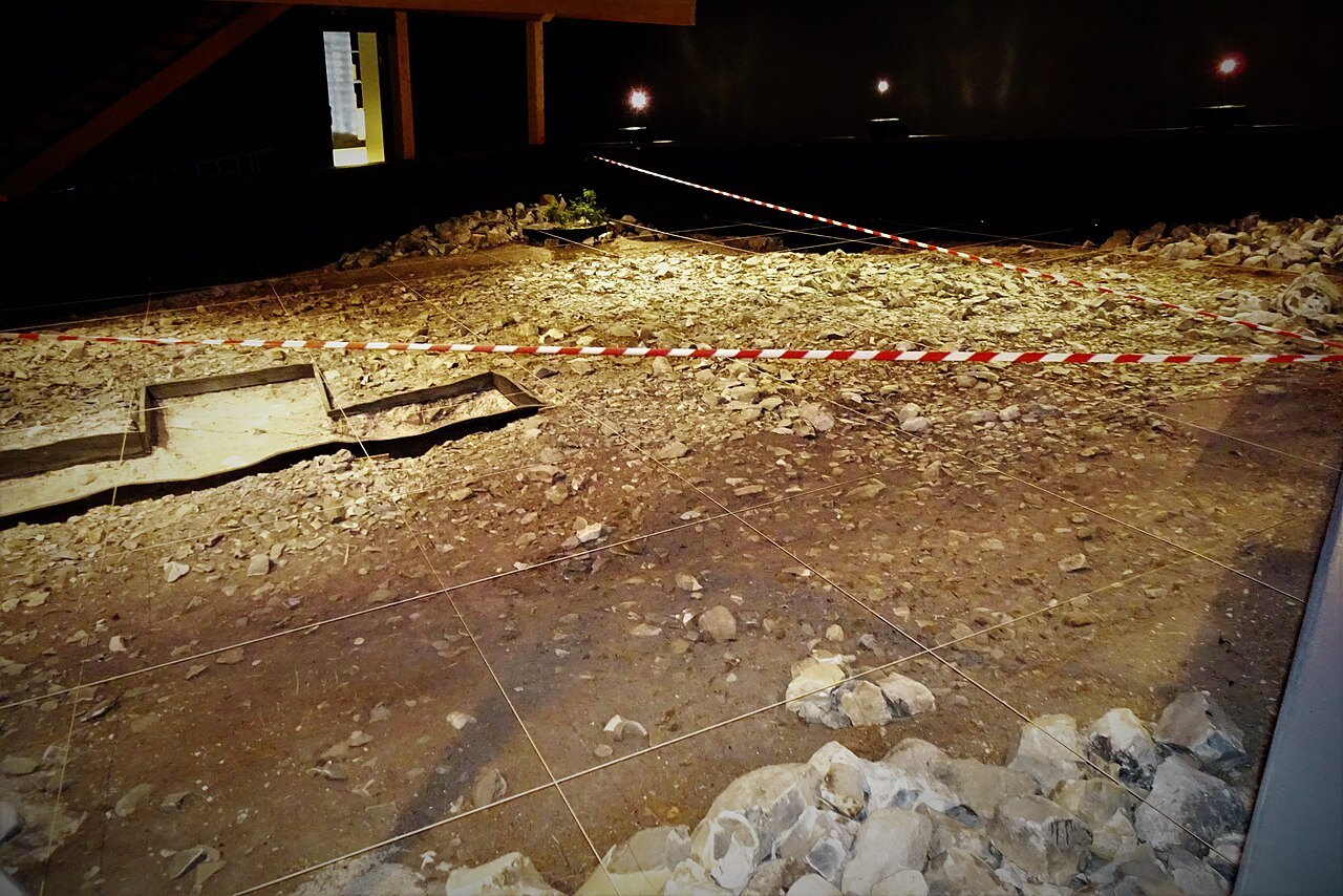Atelier néolithique de taille du silex, site classé attenant au musée (Vassieux-en-Vercors, Drôme).