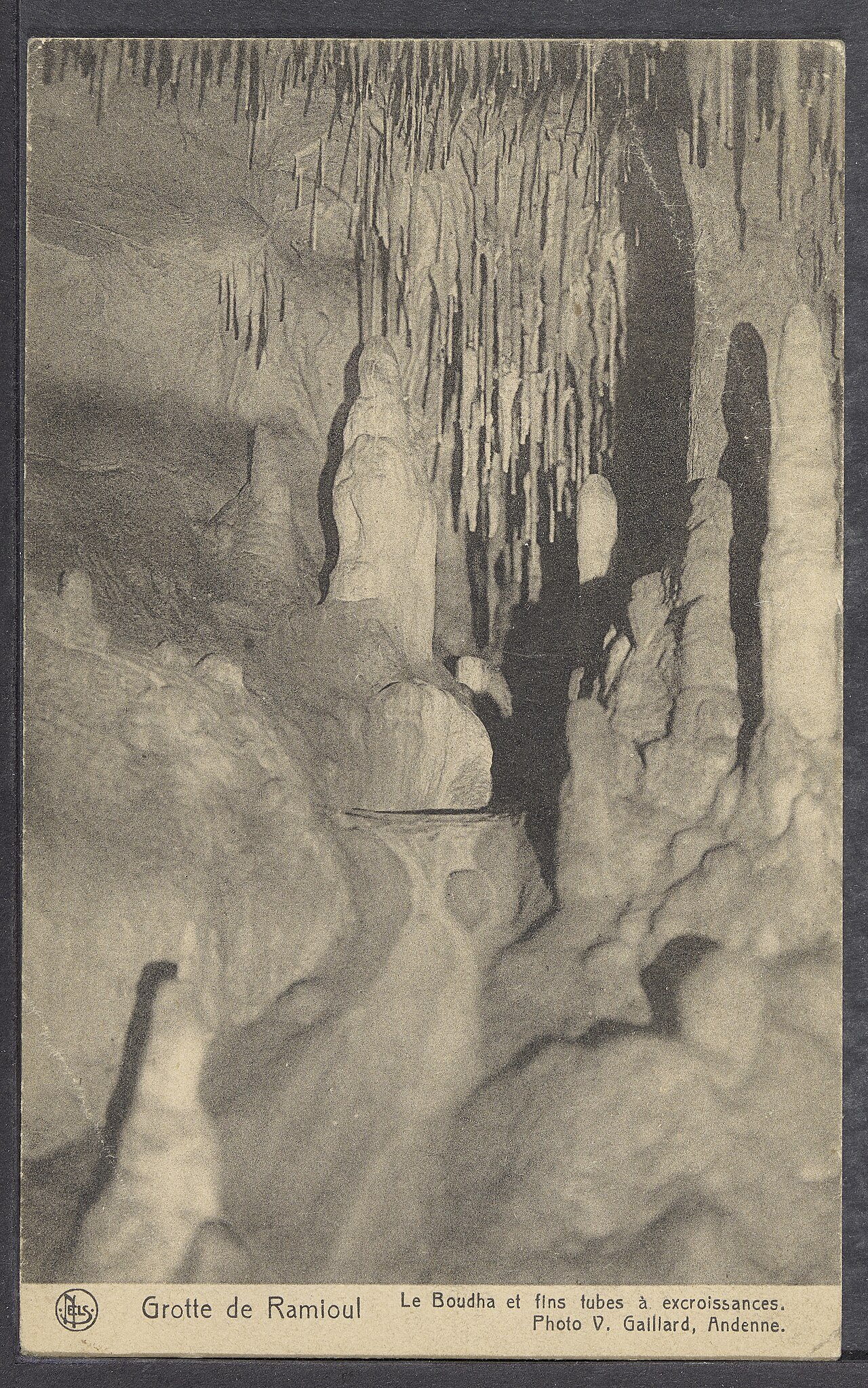 Carte postale ancienne (1928) montrant une concrétion de la grotte de Ramioul, site archéologique associé au Préhistomuseum.
