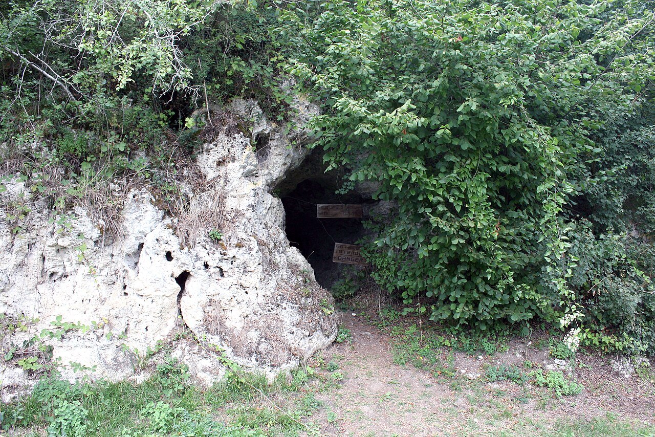 Entrée de la grotte des Fées à Châtelperron (Allier), site éponyme du Châtelperronien.