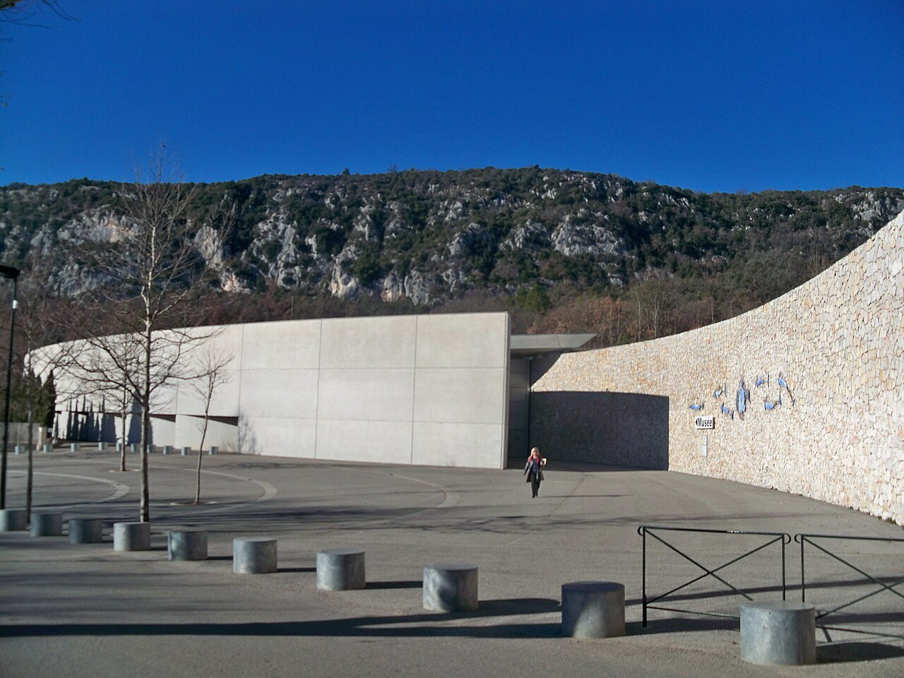 Entrée du musée de Préhistoire des gorges du Verdon, à Quinson (Alpes-de-Haute-Provence).