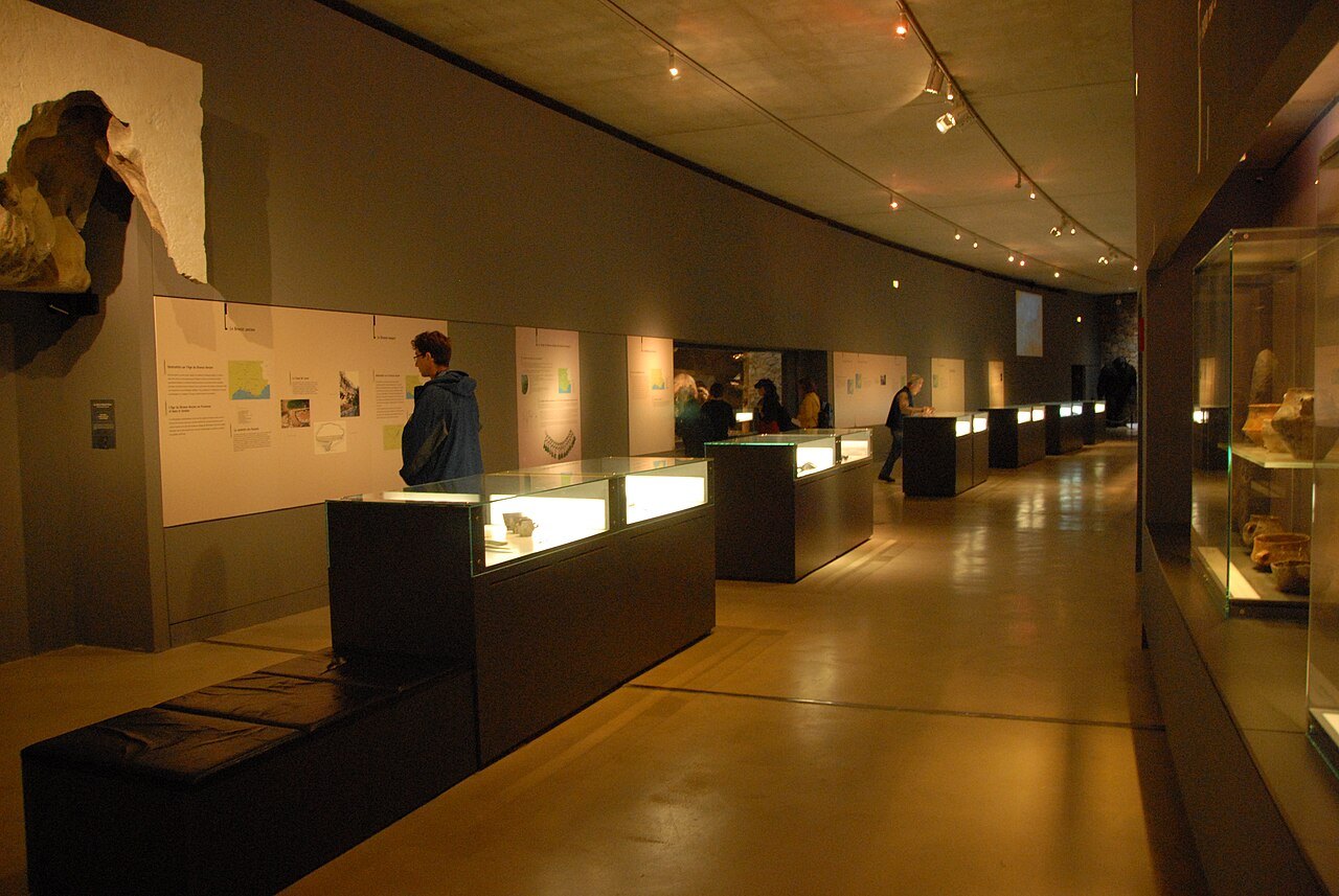 Salle d'exposition temporaire du musée de Préhistoire des gorges du Verdon, à Quinson.
