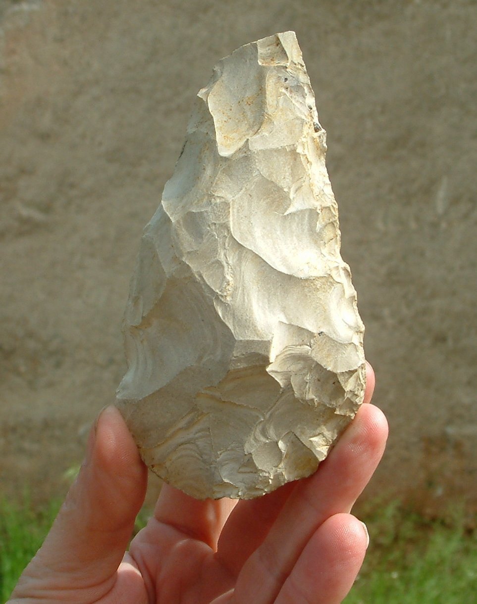 Biface préhistorique de la collection du musée de Préhistoire des gorges du Verdon, à Quinson.