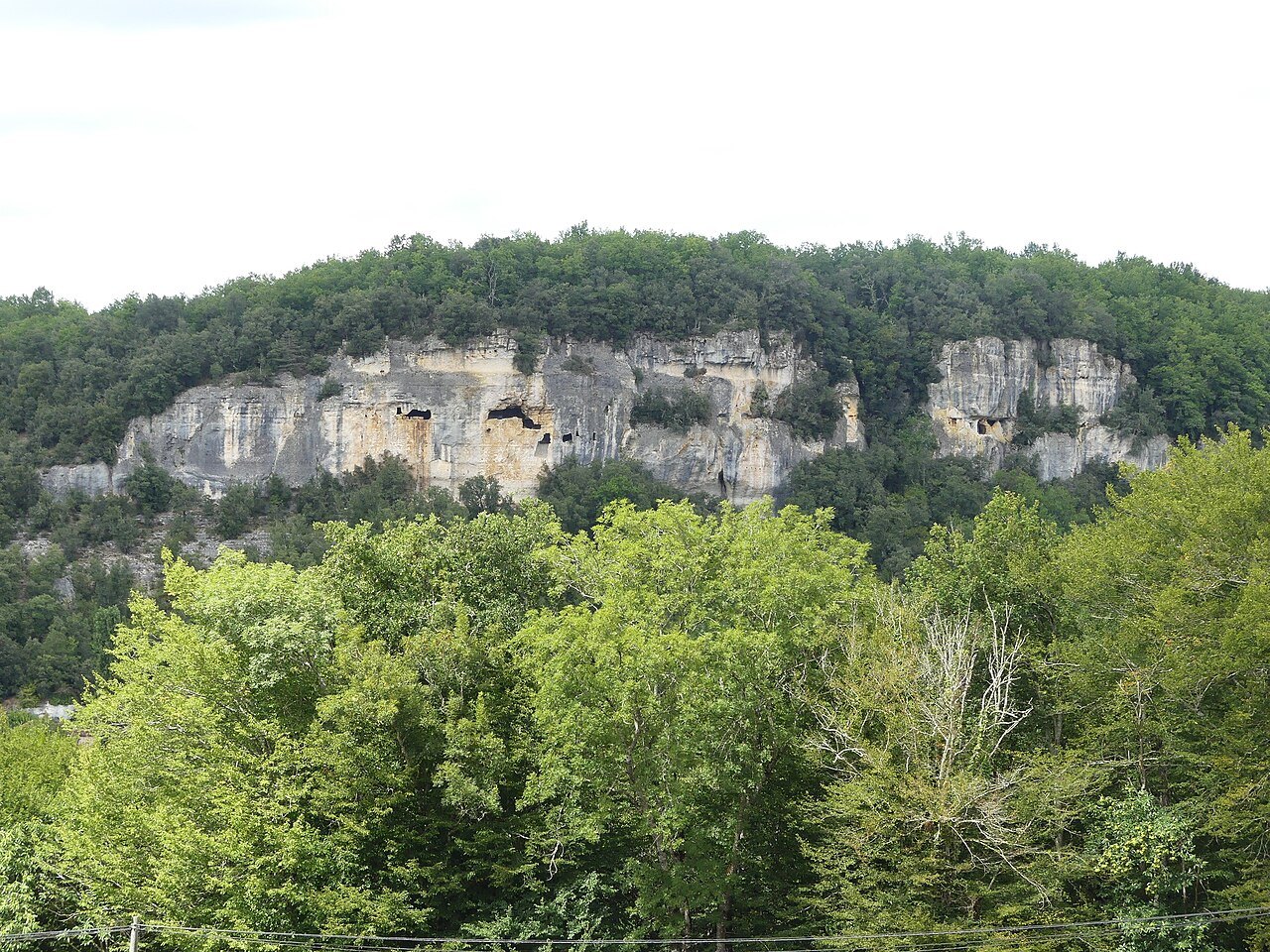 Falaise à ancien habitat troglodytique, Les Eyzies-de-Tayac-Sireuil (Dordogne), commune du Roc de Cazelle.