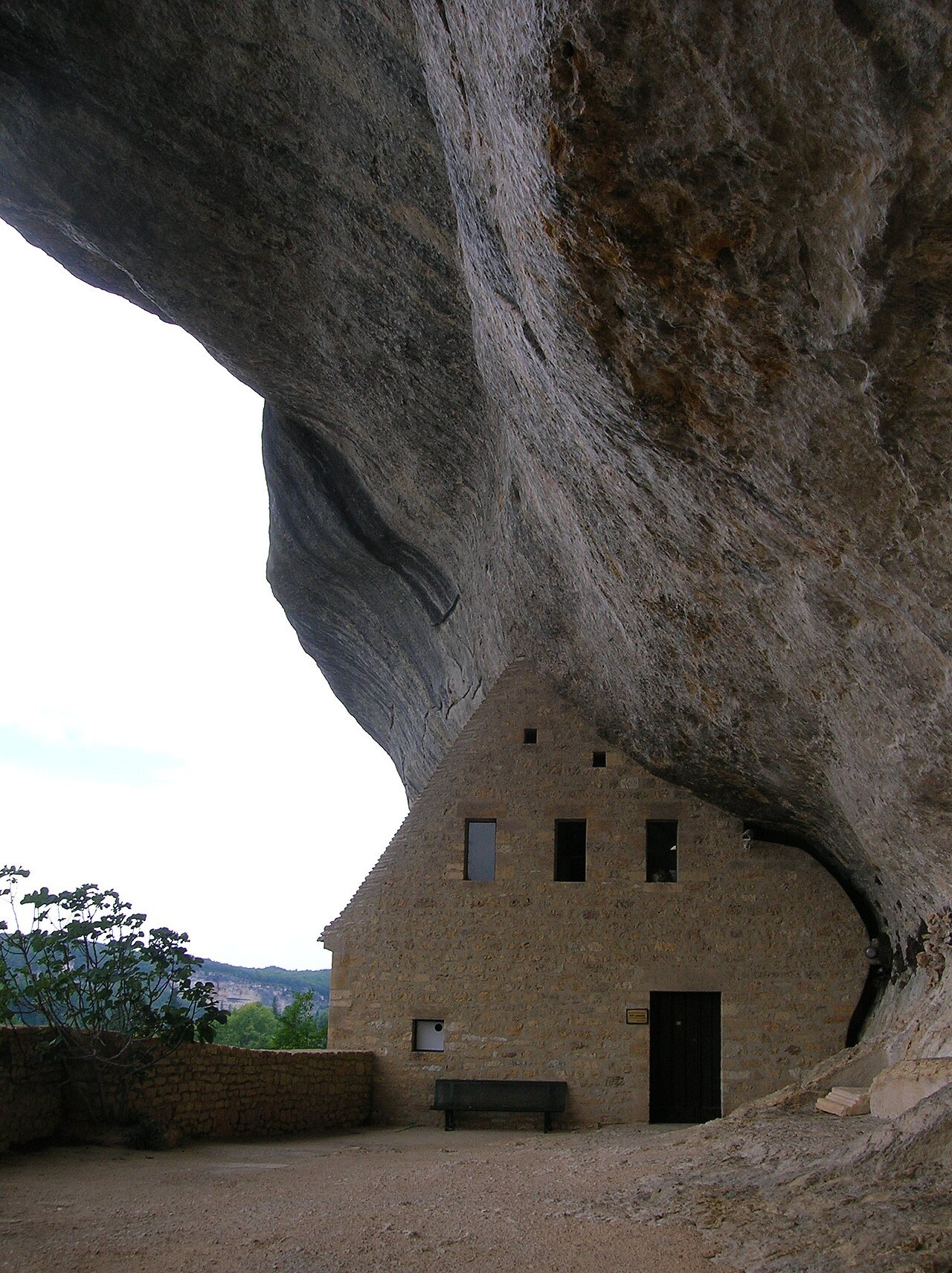 Habitat troglodyte creusé dans la falaise, Les Eyzies (Dordogne).