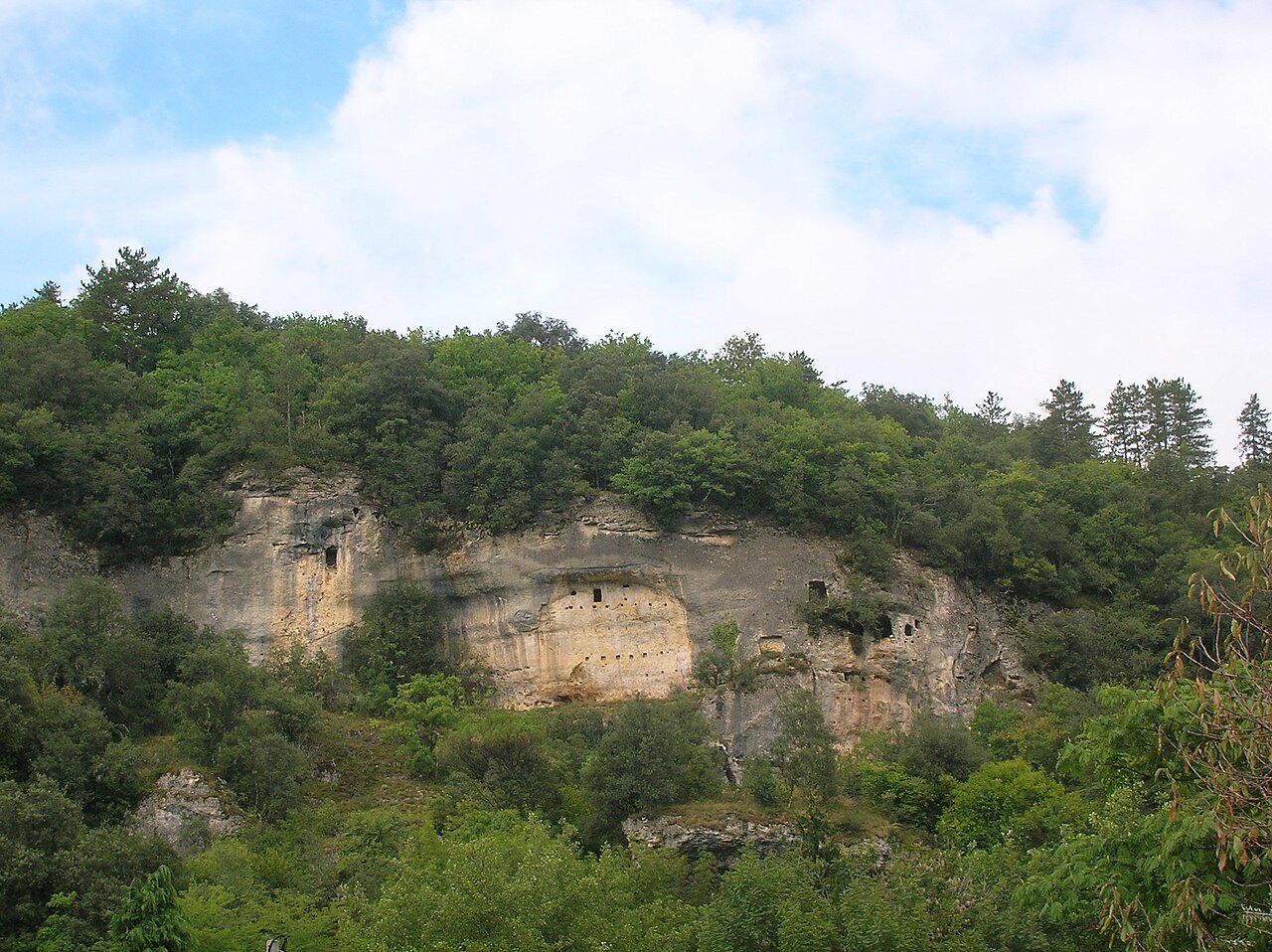 Vue d'un abri troglodyte sous roche, Les Eyzies (Dordogne).